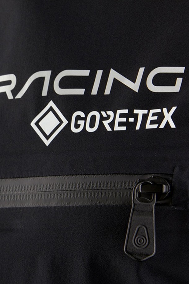 SPRAY GORE TEX SPRAYTOP_999는 수상 스포츠를 위한 공용 래쉬가드입니다. 여름철 수영 및 스킨스쿠버 활동에 적합하며, 블랙 컬러에 스포티한 스타일을 연출합니다. 고어텍스 소재를 사용하여 방수, 투습, 방풍 기능을 갖췄으며, 하이넥과 긴 소매 디자인으로 제작되었습니다. 레귤러핏의 얇은 두께이며, 로고 패턴으로 포인트를 더한 스프레이탑입니다. 휴가룩, 여름 바캉스룩에 활용하기 좋습니다.
