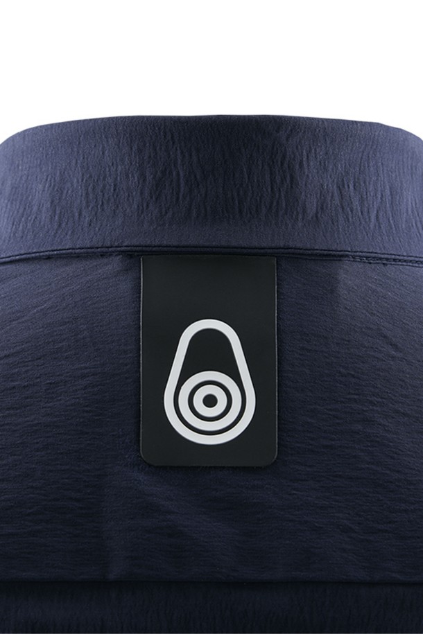 RACE SHIRT_696은 남성용 러닝 및 스포츠 활동에 적합한 긴소매 집업 셔츠입니다. 네이비 색상의 레귤러핏으로, 봄, 가을 시즌에 착용하기 좋습니다. 미니멀하고 스포티한 스타일을 연출하며, 카라넥 디자인이 특징입니다. 얇고 부드러운 폴리에스테르 소재로 제작되어 흡습 및 속건 기능을 제공합니다. 뛰어난 기능성과 심플한 디자인으로 러닝룩을 완성해 보세요.
