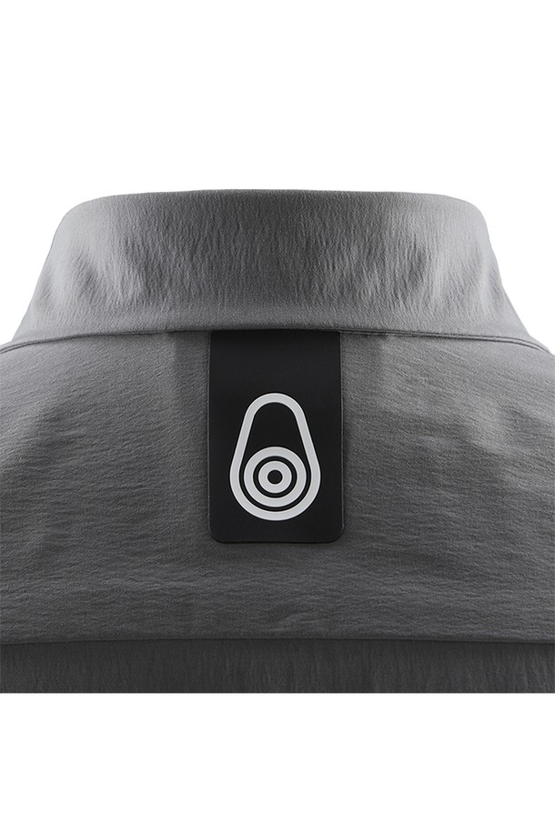 "RACE SHIRT_957"는 남성용 상의로, 캐주얼, 미니멀, 클래식 스타일을 아우르는 셔츠입니다. 봄, 가을에 적합하며, 출근룩으로도 활용하기 좋습니다. 부드러운 면 소재에 레귤러핏, 긴소매, 카라 디자인으로 제작되었으며, 얇은 두께감과 무지 패턴에 그레이 컬러를 적용하여 세련된 느낌을 더했습니다. 실용성을 위해 포켓 디테일을 더했으며, 레귤러 기장으로 편안하게 착용할 수 있습니다.
