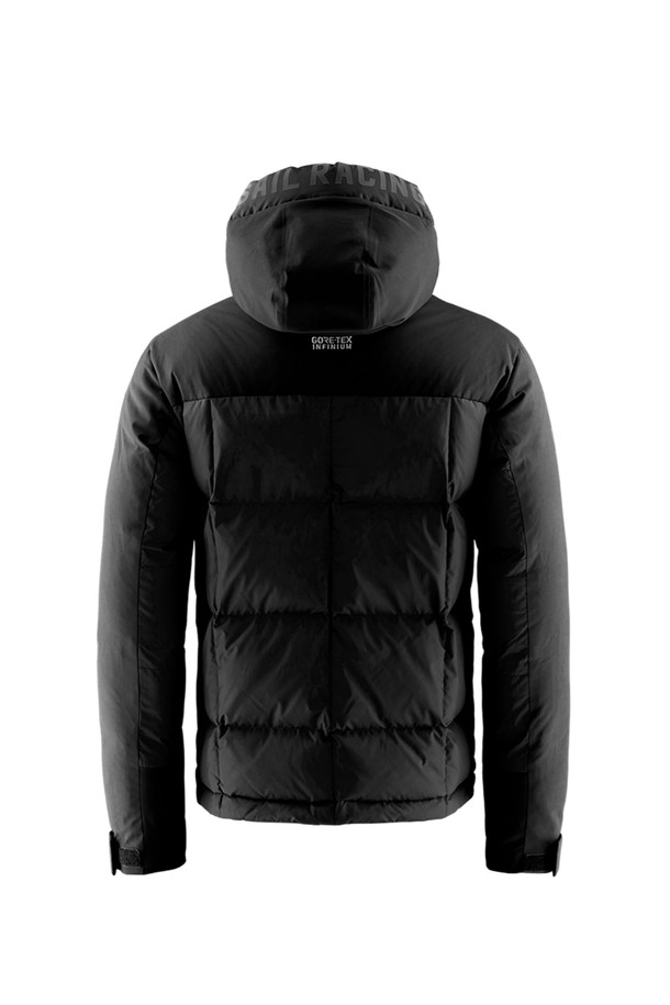 블랙 색상의 남성용 GLACIER 재킷(999)입니다. 겨울철 일상 및 아웃도어 활동에 적합하며, 스포티하고 미니멀한 스타일을 연출합니다. 넉넉한 두께감의 패딩 코트 타입으로, 방수 기능과 뛰어난 보온성을 제공합니다. 후드와 다양한 포켓 디테일이 있으며, 레귤러핏으로 편안하게 착용할 수 있습니다. 등산룩, 여행룩과 같은 다양한 TPO에 활용 가능합니다.
