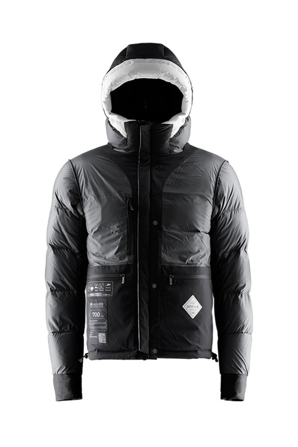 블랙과 화이트 컬러로 출시된 GLACIER 재킷(106)은 남성용 겨울 아우터입니다. 보온성과 방수 기능을 갖춘 두꺼운 두께의 패딩 재킷으로, 일상생활과 아웃도어 활동 모두에 적합합니다. 레귤러 핏의 긴 소매 집업 스타일이며, 스포티, 캐주얼, 미니멀한 스타일을 연출할 수 있습니다. 무지 패턴에 포켓 디테일과 배색 디자인이 더해져 세련된 느낌을 줍니다. 여행룩, 캠핑룩 등 다양한 TPO에 활용 가능합니다.
