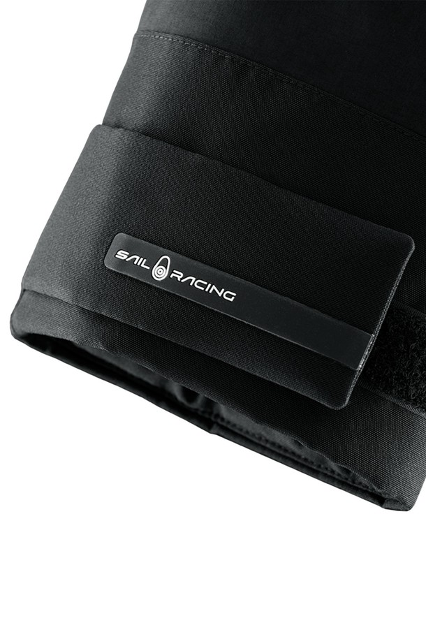 글래시어 베이 재킷(GLACIER BAY JACKET)은 방수, 방풍 기능과 보온성을 갖춘 겨울철 윈터 재킷입니다. GORE-TEX 소재와 PFC-ZERO DWR 처리를 통해 뛰어난 방수 기능을 제공하며, 그래핀 라이닝으로 보온성을 높였습니다. 스포티하고 아웃도어 스타일을 연출하며, 등산, 스노우스포츠, 일상생활에서 활용하기 좋습니다. 4개의 허리 포켓과 2개의 내부 지퍼 포켓, 접이식 후드, 방수 YKK 지퍼 등의 디테일이 돋보입니다. 올리브 다크 네이비, 웜 베이지, 글래시어 베이 세 가지 색상으로 출시되었습니다.
