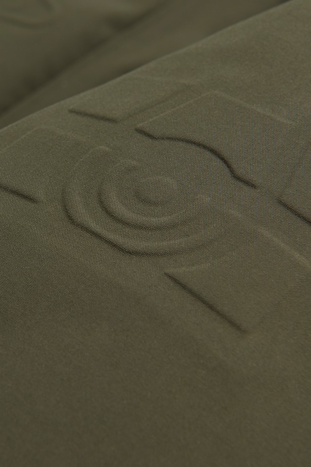 글래시어 베이 재킷(GLACIER BAY JACKET)은 방수, 방풍 기능을 갖춘 남녀 공용 테크니컬 재킷입니다. 하이킹, 스노우스포츠, 아웃도어 활동에 적합하며, 겨울철 스타일리시한 등산룩, 데일리룩, 여행룩을 연출할 수 있습니다. GORE-TEX 소재와 그래핀 라이닝, 프리마로프트 충전재를 사용하여 보온성을 높였으며, YKK 지퍼, 후드 및 밑단 조절 기능으로 편의성을 더했습니다. 카본 다크 네이비, 웜 베이지, 글래시어 베이, 올리브 등 4가지 색상으로 출시되어, 스포티하고 미니멀한 아웃도어 스타일을 완성합니다. 부드러운 촉감의 두꺼운 패딩 안감과 긴소매 디자인으로 겨울철 추위로부터 몸을 보호해 줍니다.
