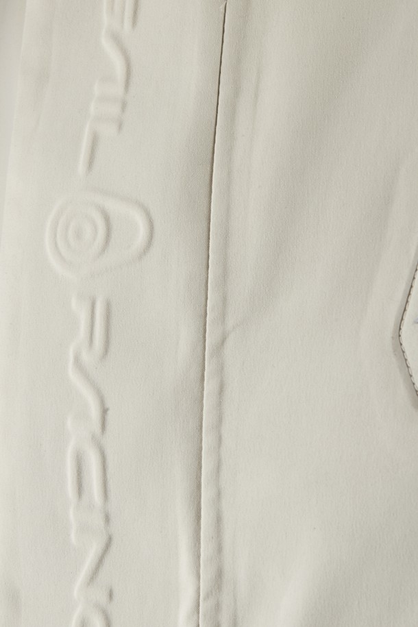 **GLACIER BAY 재킷(283)**은 남성용 겨울 아우터로, 하이킹, 스노우스포츠, 일상 등 다양한 활동에 적합합니다. 웜 베이지, 올리브 다크 네이비 카본, 글레이셔 베이 세 가지 색상으로 출시되었으며, 스포티하고 아웃도어 스타일을 연출합니다. 두꺼운 두께감의 나일론과 폴리에스테르 혼방 소재에 방수, 방풍, 보온 기능을 더해 뛰어난 방한력을 제공합니다.

프리마로프트 안감과 그래핀 라이닝이 적용되어 보온성을 극대화했으며, 접이식 후드, 워터채널링 구조, 방수 YKK 지퍼, 내부 지퍼 포켓 2개, 허리 포켓 4개, 후드 및 밑단 조절 기능, PFC ZERO 발수 처리 등 다채로운 기능성을 갖추었습니다. 겨울 데일리룩, 여행룩, 등산룩 등 고프코어, 스포티, 미니멀 스타일을 즐기는 분들께 추천합니다. 레귤러핏의 긴 소매 집업 스타일로, 윈터 익스페디션 재킷 디자인을 완성합니다.
