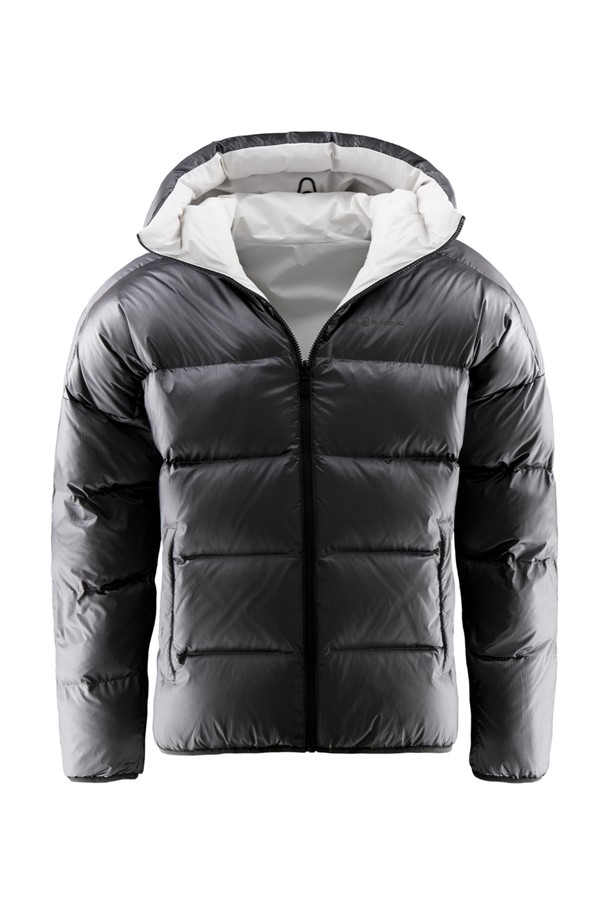 THUNDER REVERSIBLE JACKET(108)는 봄, 가을에 착용하기 좋은 남녀 공용 점퍼입니다. 화이트와 블랙 두 가지 색상으로 출시되었으며, 스포티하고 캐주얼한 스타일을 연출할 수 있습니다. 무지 디자인에 레귤러핏으로 제작되었으며, 나일론 소재로 가볍고 부드러운 촉감을 선사합니다. 양면 착용이 가능한 리버시블 디자인에 집업 방식으로 편안하게 입고 벗을 수 있습니다. 일상 및 스포츠 활동 시에도 활용 가능한 실용적인 아이템입니다.
