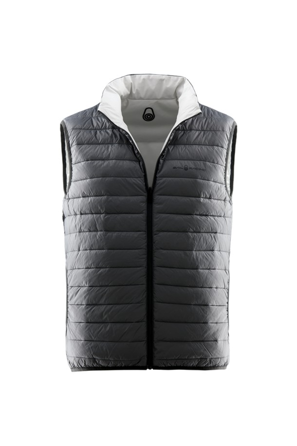 FLOOD REVERSIBLE VEST(108)는 남녀 모두 착용 가능한 리버시블 베스트입니다. 화이트와 블랙 두 가지 색상으로 출시되어 다양한 스타일에 매치하기 용이합니다. 봄, 가을 시즌에 적합하며, 가볍고 부드러운 나일론 소재로 제작되어 편안한 착용감을 선사합니다. 얇은 두께감과 레귤러핏으로 제작되었으며, 집업 방식으로 간편하게 착용할 수 있습니다. 스포티, 캐주얼, 미니멀 스타일을 즐겨 입는 분들께 추천합니다.
