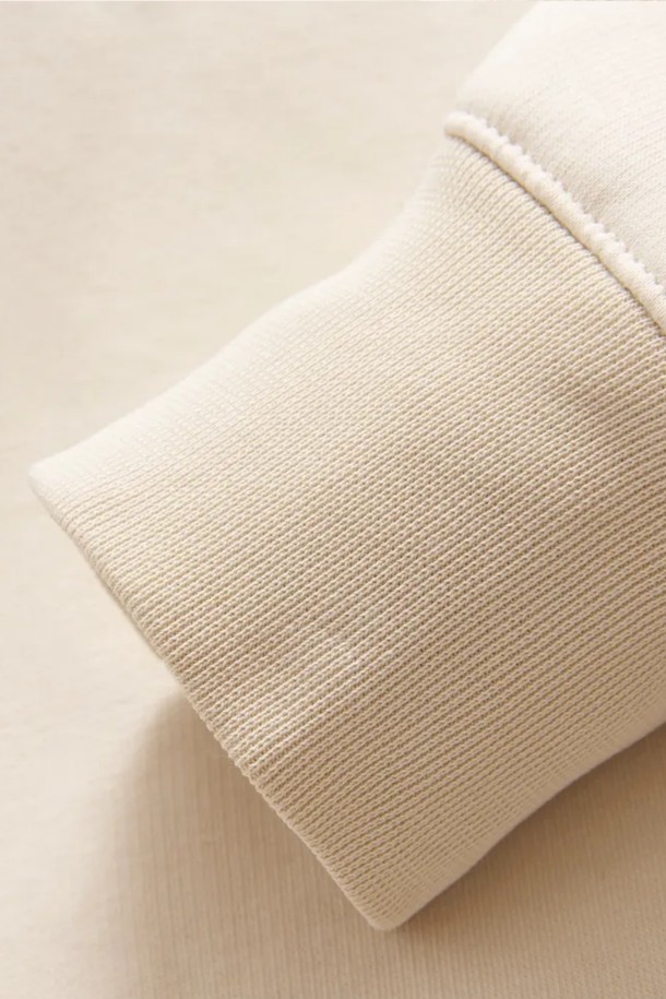 BOWMAN LOGO HOOD(115)는 아이보리, 베이지 색상으로 출시된 공용 후드티입니다. 봄, 가을, 겨울 계절에 착용하기 좋으며, 베이직하고 캐주얼한 스타일을 연출할 수 있습니다. 면 소재로 제작되어 부드러운 촉감을 선사하며, 레귤러핏에 레귤러 기장으로 편안하게 착용 가능합니다. 로고 프린트가 돋보이는 캐주얼, 미니멀 스타일의 긴소매 후드티입니다.
