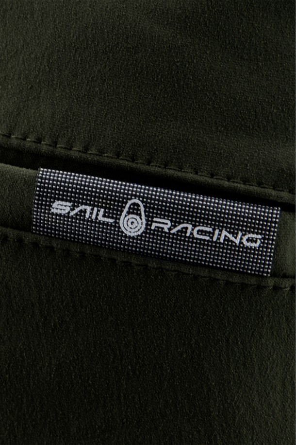 RACE CHINO_785는 남성용 치노 스타일의 긴 바지입니다. 봄, 가을에 적합하며, 캐주얼, 베이직, 클래식, 미니멀 스타일을 연출할 수 있습니다. 카키, 올리브 두 가지 색상으로 제공되며, 레귤러핏 디자인에 면 소재로 제작되었습니다. 무지 패턴의 보통 두께 바지로, 일상생활에서 편안하게 착용할 수 있습니다.
