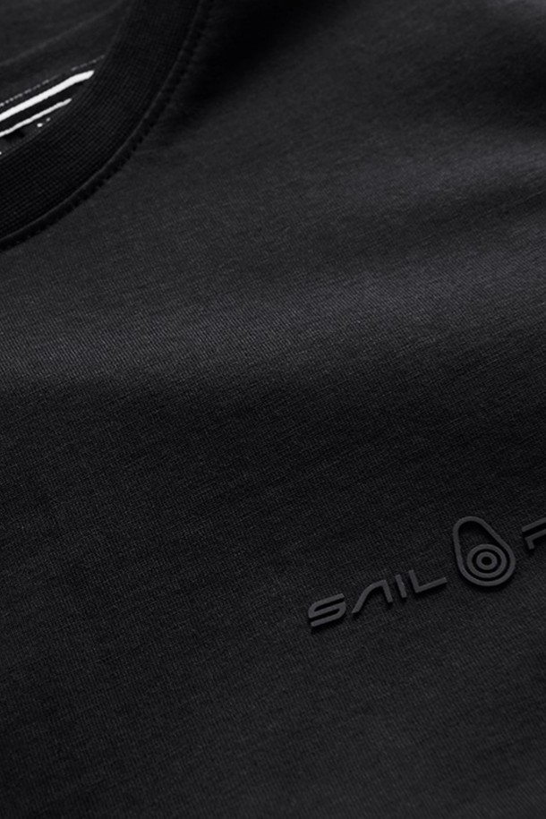 W 게일 로고 티셔츠_999는 여성용으로 출시된 베이직 스타일의 크롭 티셔츠입니다. 부드러운 면 소재로 제작되어 봄, 여름철에 시원하게 착용하기 좋습니다. 심플한 라운드넥 디자인에 레귤러핏으로 편안한 착용감을 선사합니다. 블랙 컬러 바탕에 로고 프린팅으로 포인트를 더했으며, 반소매 기장과 얇은 두께로 시원함을 강조했습니다. 캐주얼, 미니멀 스타일을 즐겨 입는 분들께 추천합니다.
