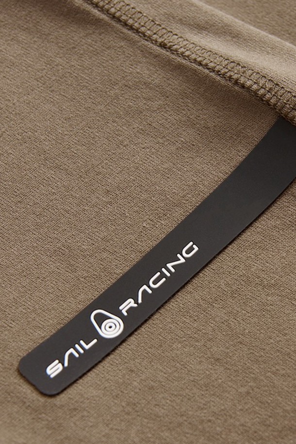 W RACE HEAVY TEE_232는 여성용 반팔 티셔츠로, 라운드넥 디자인과 슬림핏으로 제작되었습니다. 두꺼운 면 소재를 사용하여 내구성이 뛰어나며, 신축성이 있어 퍼포먼스 활동은 물론 일상복으로도 편안하게 착용 가능합니다. LATE BEIGE, ALE LILAC GREEN MIST 색상으로 출시되어 다양한 스타일을 연출할 수 있으며, 봄, 여름 시즌에 적합한 베이직하면서도 스포티한 무드를 연출합니다.
