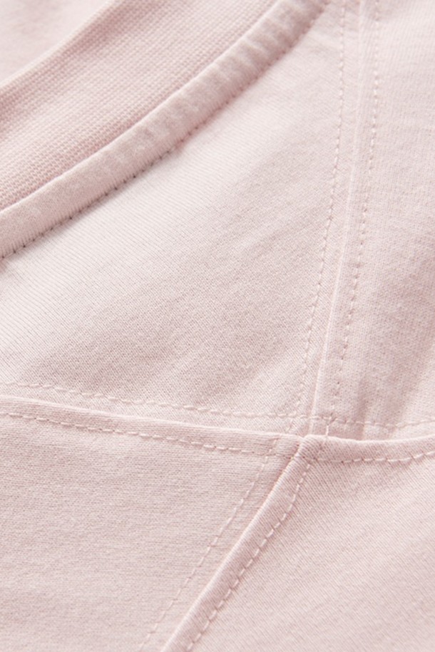 W 레이스 헤비 티_545는 여성용으로 제작된 화이트 컬러의 티셔츠입니다. 봄, 여름에 착용하기 좋은 부드러운 면 소재의 라운드넥 반소매 티셔츠로, 일상생활과 산책룩에 잘 어울립니다. 베이직하고 캐주얼한 스타일과 레귤러핏으로 편안하게 착용할 수 있으며, 무지 디자인에 헤비코튼 소재를 사용하여 튼튼합니다. 미니멀하고 클래식한 무드를 연출하기에 좋은 아이템입니다.
