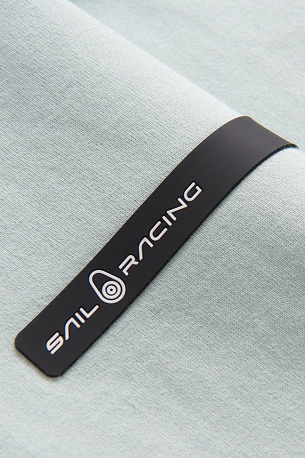 W 레이스 헤비 티셔츠_770은 여성용 화이트 컬러 티셔츠입니다. 봄, 여름 시즌에 어울리는 얇은 두께의 크롭 기장으로, 베이직하고 캐주얼한 스타일을 연출합니다. 부드러운 면 소재로 제작되어 편안한 착용감을 선사하며, 라운드 넥과 반소매 디자인이 특징입니다. 데이트룩, 봄 소풍룩에 적합하며, 캐주얼, 미니멀, 클래식 스타일을 즐겨 입는 분들께 추천합니다. 특히, 레이스 디테일이 더해져 여성스러운 분위기를 더합니다.
