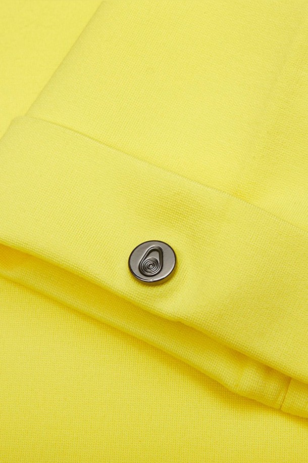 W 레이스 헤비 티_317은 여성용 상의로, 봄, 여름에 산책룩으로 활용하기 좋은 반소매 크롭 티셔츠입니다. 옐로우 컬러의 무지 디자인에 레귤러핏으로 제작되었으며, 헤비 코튼 소재로 두께감 있는 뻣뻣한 촉감을 선사합니다. 캐주얼, 스포티, 미니멀 스타일을 모두 소화할 수 있으며, 라운드넥 디자인으로 편안한 착용감을 제공합니다. 일상생활에서 스타일리시하게 연출하기에 적합한 아이템입니다.
