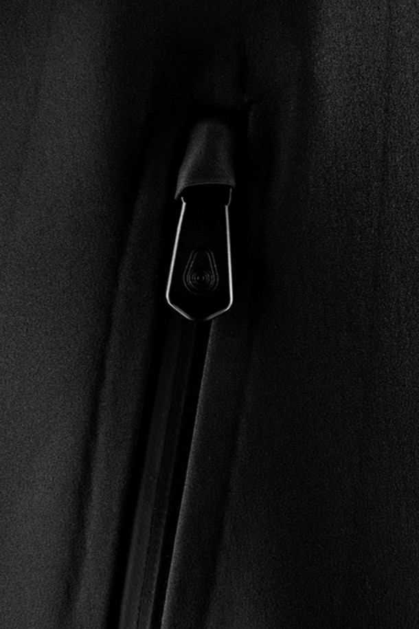 SPARY SOFTSHELL VEST_999는 남녀 공용으로 착용 가능한 블랙 컬러의 소프트쉘 베스트입니다. 일상과 아웃도어 활동 모두에 적합하며, 봄, 가을 계절에 활용하기 좋습니다. 방수 및 방풍 기능이 있어 쾌적하게 착용 가능하며, 레귤러핏에 민소매 디자인으로 활동성을 높였습니다. 미니멀하고 스포티한 스타일 연출에 용이하며, 산책룩, 여행룩 등 다양한 TPO에 매치할 수 있습니다. 나일론과 폴리에스테르 혼방 소재로 제작되어 부드러운 촉감을 느낄 수 있습니다.
