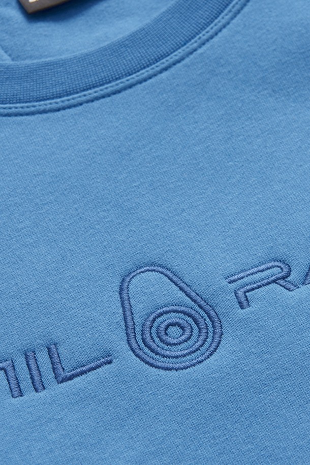 BOWMAN SWEATER_654는 남성용 스웨터로, 가을과 겨울에 따뜻하게 착용할 수 있습니다. 부드러운 면 소재로 제작되어 편안한 촉감을 제공하며, 라운드넥과 긴소매 디자인으로 제작되었습니다. 크롭 기장의 레귤러핏으로 스포티, 캐주얼 스타일을 연출하기 좋으며, 브랜드 로고 프린트가 돋보입니다. 출근룩과 모임룩 모두 활용 가능하며, 캐주얼, 스포티, 미니멀한 스타일을 연출하기에 적합합니다.
