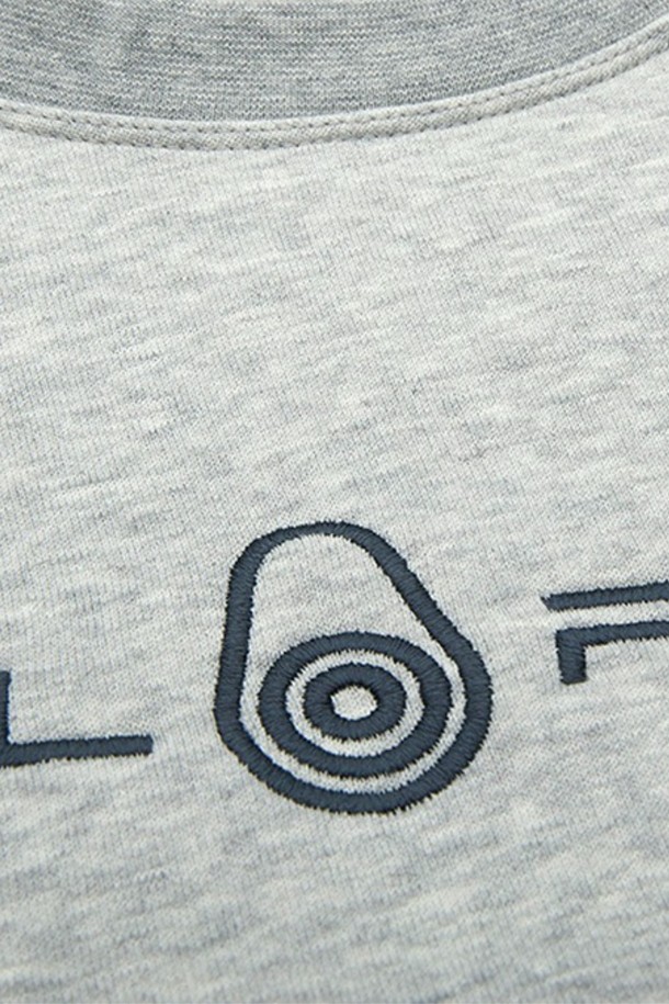 **BOWMAN SWEATER_925 (보우먼 스웨터_925)**는 남성을 위한 베이직하고 캐주얼한 스타일의 상의입니다. 부드러운 촉감의 면 소재로 제작되었으며, 가을과 겨울에 따뜻하게 착용하기 좋습니다. 레귤러 핏에 라운드넥 디자인으로 편안한 착용감을 제공합니다. 그레이 컬러에 로고 프린팅으로 포인트를 더했으며, 두꺼운 두께감과 긴 소매 기장으로 보온성을 높였습니다. 캐주얼, 클래식, 미니멀 스타일을 즐겨 입는 분들에게 추천합니다.
