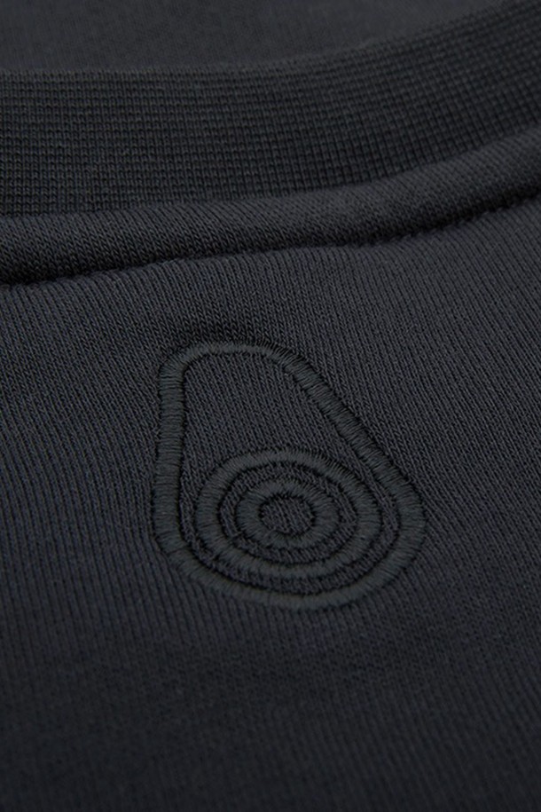 BOWMAN SWEATER_999는 면 소재의 라운드넥 긴소매 스웨터입니다. 블랙 컬러에 레귤러핏으로 제작되었으며, 가을과 겨울에 입기 좋은 두꺼운 두께감을 제공합니다. 캐주얼, 스포티, 미니멀 스타일을 연출하기 좋으며, 일상생활은 물론 출근룩으로도 활용 가능합니다. 부드러운 촉감과 로고 프린팅이 특징이며, 데일리룩에 포인트를 더해줍니다.
