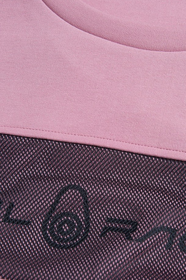 Rose Pink 컬러의 W BEAM TOP_553 티셔츠는 스포티하고 캐주얼한 스타일을 연출하기에 좋습니다. 면과 폴리에스테르 혼방 소재로 제작되었으며, 가슴 부분 메쉬 통기성과 메쉬 패널 디테일이 특징입니다. 얇고 부드러운 촉감으로 운동이나 일상생활에서 편안하게 착용할 수 있으며, 흡습 및 통기 기능이 있어 여름에도 쾌적함을 유지해 줍니다.
