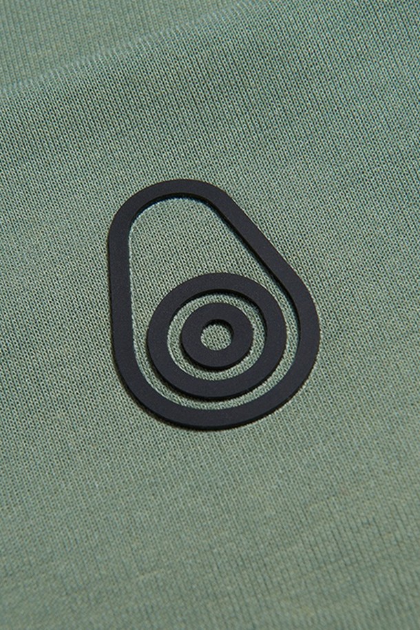 W 빔 TOP_716은 여성용 상의로, 산책룩과 스포티, 캐주얼, 미니멀 스타일을 연출하기 좋습니다. 세이지 그린과 네이비 두 가지 색상으로 제공되며, 봄, 여름에 시원하게 입을 수 있는 얇은 두께의 크롭 기장 반소매 티셔츠입니다. 라운드넥 디자인에 로고 패턴, 배색 디테일이 돋보이며 레귤러핏으로 편안하게 착용 가능합니다. 일상에서 캐주얼하게 즐겨 입기 좋은 아이템입니다.
