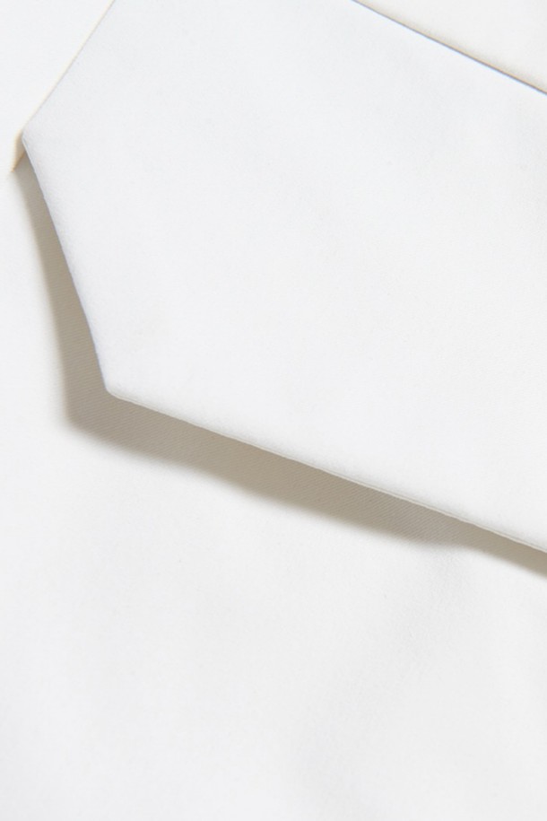 W 레이스 카고 쇼츠_120은 여름 시즌 여성 고객을 위한 캐주얼 반바지입니다. 깨끗한 화이트 컬러에 레귤러핏으로 제작되어 편안한 착용감을 제공하며, 스포티하고 미니멀한 스타일을 연출합니다. 카고 포켓 디테일이 있어 실용성을 더했으며, 휴가룩을 포함한 다양한 일상 룩에 활용하기 좋습니다. 가볍고 시원한 소재로 제작되어 여름철에도 쾌적하게 착용할 수 있습니다.
