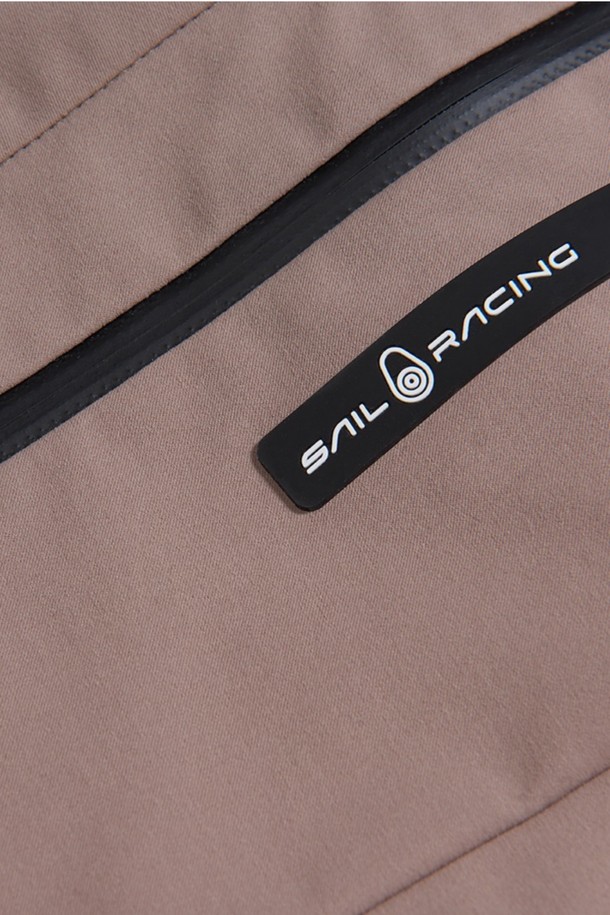 W 레이스 카고 쇼츠_230은 여성용 카고 숏팬츠입니다. 베이지와 핑크 두 가지 색상으로 출시되었으며, 캐주얼, 스포티한 스타일을 연출할 수 있습니다. 봄, 여름 시즌에 일상, 아웃도어, 여행룩에 적합하며, 레귤러핏으로 편안하게 착용 가능합니다. 카고 포켓과 플랩 포켓 디테일이 특징입니다.
