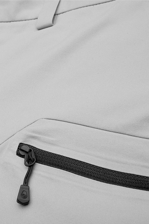 W GALE TECHNICAL SHORTS_902는 여성용 숏팬츠입니다. 그레이 컬러의 무지 디자인으로, 일상 및 스포츠 활동에 적합합니다. 얇고 시원한 나일론 소재로 제작되어 여름철에 편안하게 착용할 수 있으며, 레귤러핏 디자인으로 활동성을 높였습니다. 테크니컬 소재와 기능성 원단을 사용하여 쾌적함을 유지하며, 지퍼 포켓으로 실용성을 더했습니다. 피트니스, 러닝, 요가/필라테스룩 등 다양한 TPO에 스포티, 캐주얼, 미니멀 스타일을 연출할 수 있습니다.
