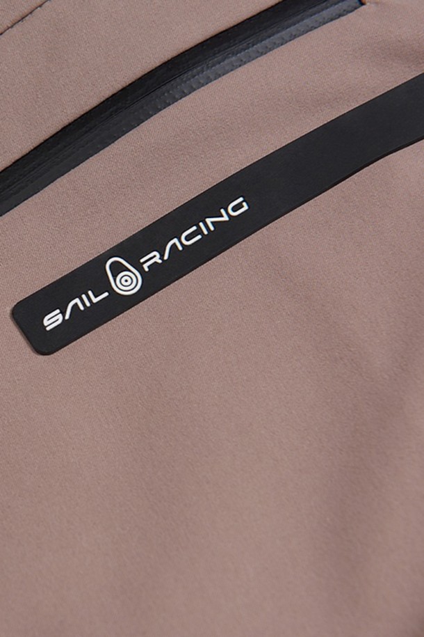 W 레이스 카고 팬츠_230은 여성용 카고 팬츠입니다. 베이지 색상의 무지 디자인으로, 캐주얼 및 스포티한 스타일을 연출합니다. 봄, 여름, 가을 시즌에 적합하며, 레귤러핏 크롭 기장으로 활동성을 높였습니다. 넉넉한 수납을 위한 카고 포켓 디테일이 돋보입니다. 일상과 아웃도어 활동 모두에 활용하기 좋은 아이템입니다.
