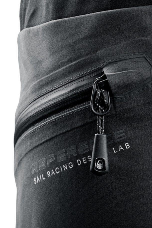 W 레퍼런스 팬츠_999는 여성용 긴바지로, 아웃도어 활동과 일상생활 모두에 적합합니다. 블랙 컬러의 무지 디자인에 나일론 소재를 사용하여 봄, 여름, 가을 계절에 얇고 부드러운 착용감을 제공합니다. 레귤러핏으로 제작되었으며, 카고 스타일의 포켓 디테일과 밴딩 처리로 활동성을 높였습니다. 스포티하면서도 캐주얼한 스타일로, 여행룩이나 산책룩에 미니멀하게 연출하기 좋습니다. 신축성이 있어 편안한 착용감을 선사합니다.
