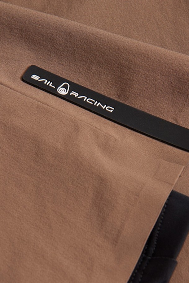 W 레이스 스커트_232는 여성 고객을 위한 브라운 컬러의 미니스커트입니다. 봄, 여름 시즌에 어울리는 슬림핏 H라인 디자인으로, 캐주얼, 스포티, 미니멀 스타일을 연출하기 좋습니다. 부드러운 폴리에스테르 소재에 흡습 및 속건 기능을 더해 활동성을 높였으며, 허리 밴딩과 드로우스트링으로 편안한 착용감을 제공합니다. 데이트룩, 여행룩 등 다양한 TPO에 활용할 수 있으며, 무지 패턴으로 어떤 상의와도 쉽게 매치할 수 있습니다.
