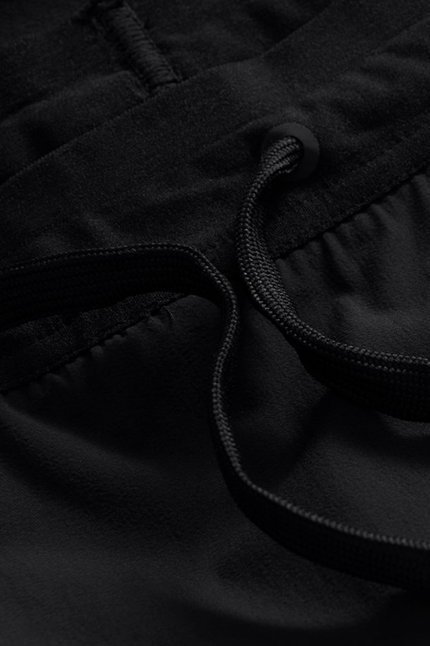 W 레이스 스커트_999는 여성용 레이스 스커트로, 일상과 스포츠 활동 모두에 적합합니다. 슬림핏 H라인으로, 봄, 여름, 가을 계절에 얇고 부드러운 폴리에스터 소재로 제작되어 편안한 착용감을 선사합니다. 미니멀하고 스포티한 스타일을 연출하며, 드로우스트링 디테일이 특징입니다. 데이트룩, 모임룩 등 다양한 TPO에 캐주얼하게 매치하기 좋습니다.
