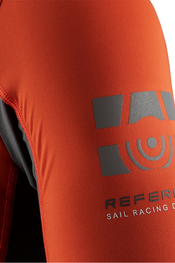 REFERENCE LS 래쉬가드_490은 수영, 서핑, 물놀이를 위한 여름철 필수 아이템입니다. 스포티한 스타일의 슬림핏 래쉬가드로, 자외선 차단 기능과 속건 기능, 뛰어난 신축성을 갖춘 수영복 전용 소재로 제작되었습니다. 부드러운 촉감의 무지 디자인에 긴 소매 기장으로 활동성을 높였습니다. 레드 컬러의 라운드넥 래쉬가드는 휴가룩, 여름 바캉스룩에 완벽하게 어울립니다.
