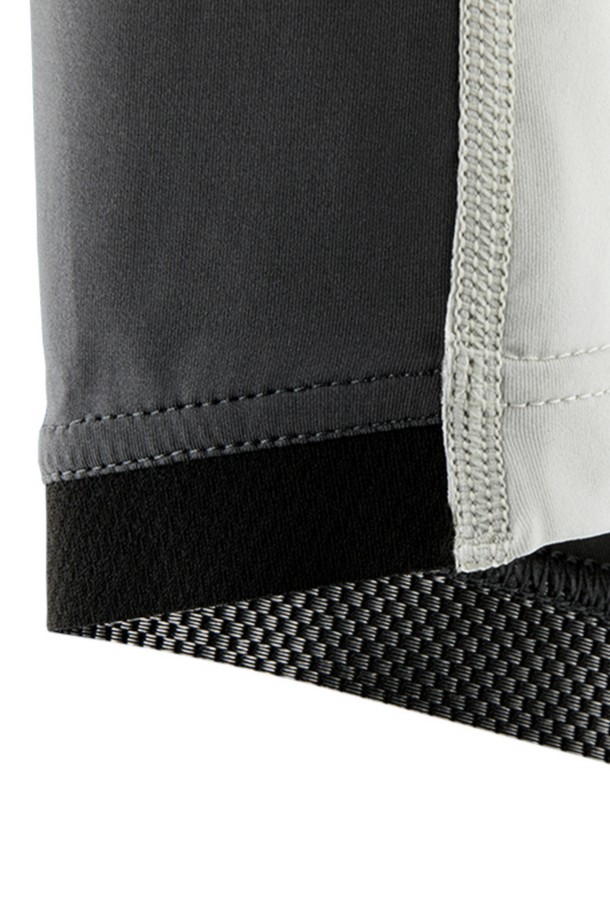 REFERENCE LS 래쉬가드_915는 수영, 서핑, 수상 스포츠를 즐기기에 적합한 공용 래쉬가드입니다. 슬림핏 디자인에, 부드러운 촉감과 긴 소매 기장으로 제작되었으며, 자외선 차단 및 신축성, 속건 기능성을 갖춰 활동성을 높였습니다. 여름 휴가, 리조트, 바캉스룩에 잘 어울리는 스포티한 스타일의 무지 래쉬가드로, 그레이, 블랙, 오렌지 3가지 색상으로 만나보세요. 나일론과 스판덱스 혼방 소재로 제작되어 얇고 편안한 착용감을 선사합니다. 라운드넥 디자인으로 어떤 스타일에도 쉽게 매치할 수 있습니다.
