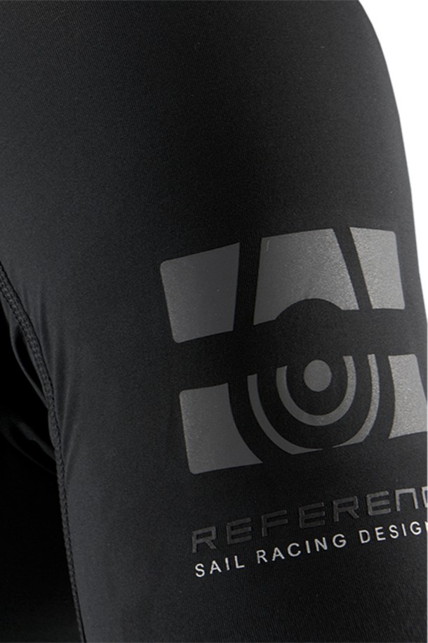 REFERENCE LS 래쉬가드_999는 수영, 서핑, 수상 스포츠를 즐기기에 적합한 남녀 공용 래쉬가드입니다. 여름 시즌에 어울리는 슬림핏 디자인으로, 나일론과 스판덱스 혼방 소재를 사용하여 부드러운 촉감과 뛰어난 신축성을 제공합니다. 긴 소매와 레귤러 기장으로 제작되었으며, 자외선(UV) 차단 및 속건 기능으로 쾌적한 착용감을 선사합니다. 깔끔한 무지 디자인에 로고 프린트가 더해져 스포티하고 미니멀한 스타일을 연출하며, 휴가룩과 여름 바캉스룩에 활용하기 좋습니다.
