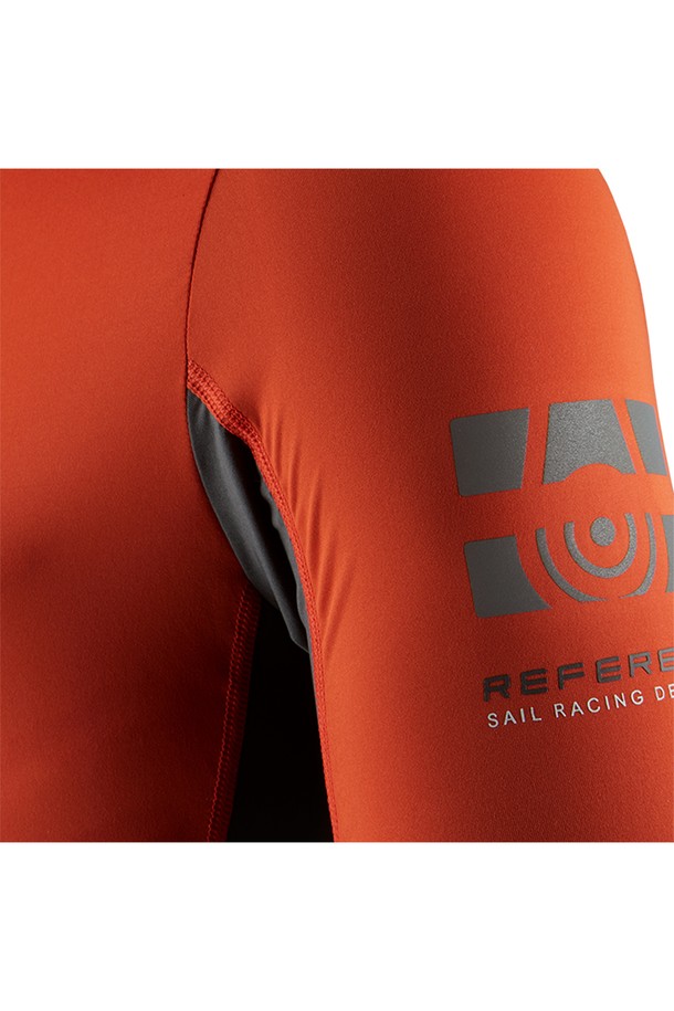 REFERENCE SS 래쉬가드_490은 여름철 수영, 서핑, 수상 스포츠를 즐기기에 적합한 스포티한 래쉬가드입니다. 슬림핏 디자인에 라운드넥으로 제작되었으며, 얇고 부드러운 촉감의 나일론과 스판덱스 혼방 소재로 편안한 착용감을 제공합니다. 자외선 차단, 흡습, 속건 기능을 갖춰 여름 바캉스룩, 휴가룩으로 활용하기 좋습니다. 반소매에 무지 패턴의 레드 컬러로, 어떤 스타일에도 쉽게 매치할 수 있습니다.
