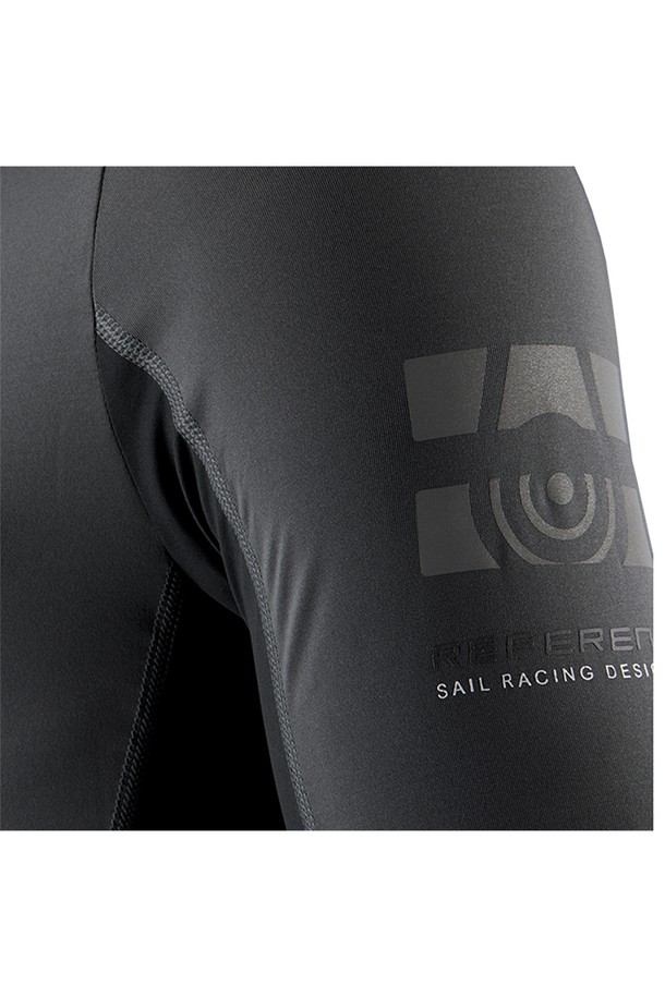 REFERENCE SS 래쉬가드_965는 남성용 래쉬가드로 수영, 서핑 등 여름철 물놀이에 적합합니다. 블랙 컬러의 슬림핏 디자인으로, 나일론과 스판덱스 혼방 소재를 사용하여 부드러운 촉감과 얇은 두께로 편안한 착용감을 제공합니다. 반소매 라운드넥 디자인에 UV 차단 및 속건 기능이 있어 활동적인 물놀이에도 쾌적함을 유지시켜줍니다. 특히, 스포티하고 미니멀한 스타일을 추구하는 휴가룩, 바캉스룩에 완벽하게 어울립니다. 로고 프린트가 디자인의 포인트를 더합니다.
