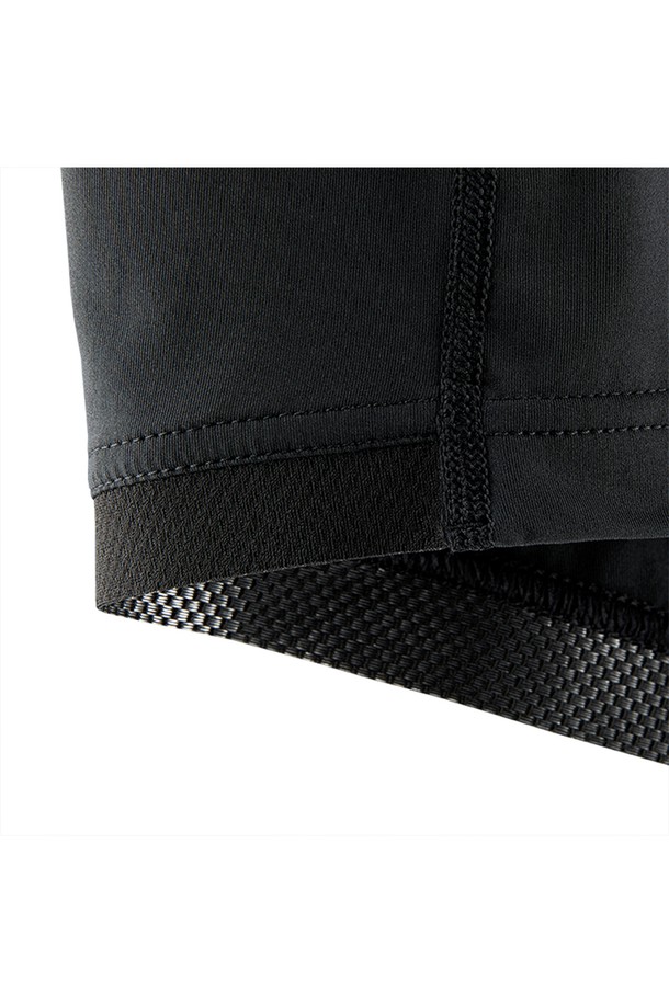 REFERENCE SS 래쉬가드 999는 여름철 수영, 서핑, 수상 스포츠를 즐기기에 적합한 공용 래쉬가드입니다. 슬림핏으로 제작되었으며, 라운드넥 디자인과 반소매 기장으로 활동성을 높였습니다. 얇고 부드러운 나일론과 스판덱스 혼방 소재로 제작되어 편안한 착용감을 선사하며, UV 차단, 속건, 신축성 기능을 갖춰 쾌적함을 유지합니다. 블랙 컬러에 로고 프린팅으로 스포티한 스타일을 연출하여 휴가룩이나 여름 바캉스룩에 활용하기 좋습니다.
