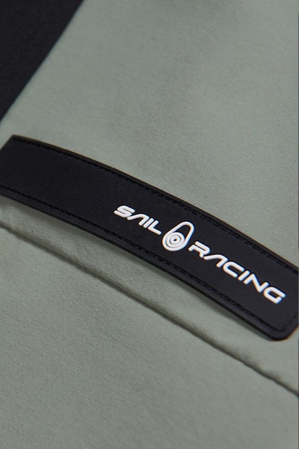 W 레이스 라이트 재킷_716은 여성용 래쉬가드로, 여름철 수영, 서핑, 수상 스포츠를 즐기기에 적합합니다. 그레이, 블랙 두 가지 색상으로 출시되었으며, 스포티한 스타일을 연출합니다. 슬림핏에 라운드넥 디자인이며, 긴소매와 얇은 두께로 제작되었습니다. 나일론과 스판덱스 혼방 소재로 부드러운 촉감과 뛰어난 신축성, UV 차단 및 속건 기능을 제공합니다. 집업 스타일과 지퍼 포켓 디테일이 특징이며, 휴가룩 및 여름 바캉스룩에 미니멀한 스타일을 더해줍니다.
