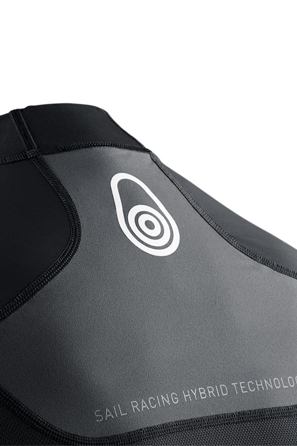 Orca Hybrid Ls_999 (오르카 하이브리드 Ls_999)는 수영, 서핑, 스킨스쿠버 등 수상 스포츠에 적합한 긴소매 래쉬가드입니다. 슬림핏 디자인과 하프넥 스타일로 스포티한 무드를 연출하며, 여름철 휴가룩과 휴양지룩을 완성합니다. 블랙과 그레이 두 가지 색상으로 출시되었으며, 자외선 차단 및 신축성이 뛰어난 나일론과 스판덱스 혼방 소재로 제작되어 활동성을 높였습니다. 래쉬가드 전면에 로고 프린팅으로 포인트를 주어 미니멀하면서도 세련된 디자인을 자랑합니다.
