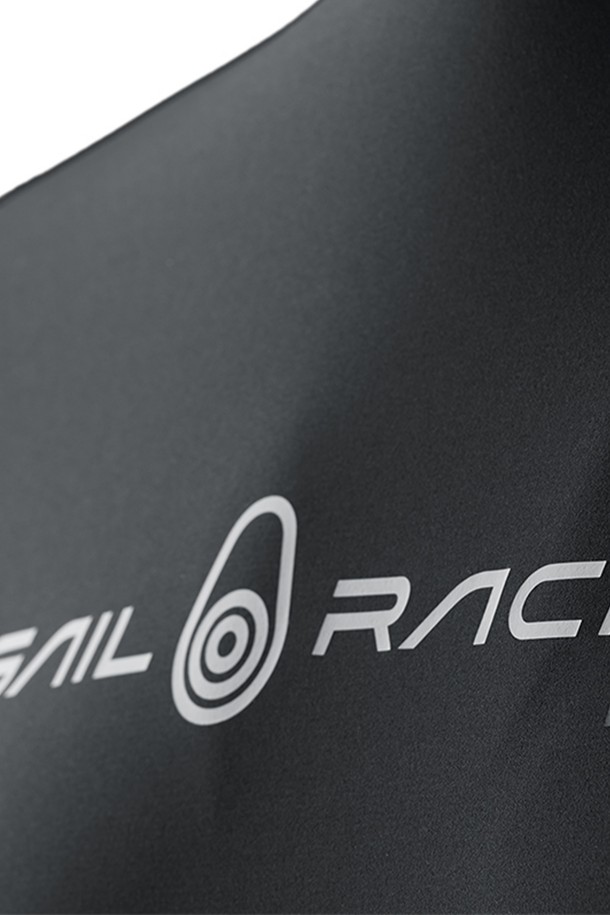 Orca Hybrid Ss_999 (오르카 하이브리드 반소매 999) 래쉬가드는 여름철 수영, 서핑, 스노클링을 즐기기에 적합한 공용 제품입니다. 블랙 컬러의 슬림핏 디자인으로, 자외선 차단 기능과 뛰어난 신축성, 속건 기능이 특징입니다. 나일론과 스판덱스 혼방 소재로 제작되어 부드러운 촉감을 선사하며, 하프넥 라인과 로고 패턴 디자인으로 스포티한 스타일을 강조합니다. 얇은 두께감으로 편안한 착용감을 제공하며, 휴가룩, 리조트룩, 여름 바캉스룩에 완벽하게 어울립니다.
