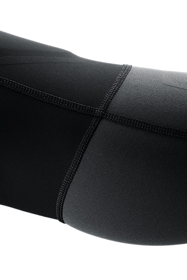 Orca (오르카) 하이브리드 비브 레깅스_999는 수영 및 스킨스쿠버 활동에 적합한 남성용 긴바지입니다. 나일론과 스판덱스 소재로 제작되어 뛰어난 신축성과 방수 기능을 제공하며, 여름철 휴가룩과 바캉스룩에 잘 어울립니다. 슬림핏 디자인에 멜빵 디테일을 더해 스포티하면서도 미니멀한 스타일을 연출합니다. 블랙, 그레이 두 가지 색상으로 출시되어 다양한 상의와 매치하기 좋습니다.
