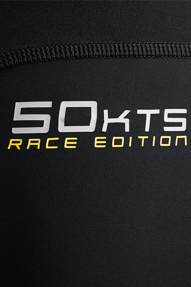 오르카 하이브리드 레깅스_999는 여성용 수영/스킨스쿠버 레깅스로, 여름철 휴가 및 바캉스룩에 적합한 스포티한 스타일을 연출합니다. 블랙 색상의 무지 디자인에 슬림핏 긴바지로, 흡습, 속건, 신축성 기능을 갖춰 활동성을 높였습니다. 수영복 전용 소재와 UV 차단 기능으로 수영 및 스킨스쿠버 활동 시에도 편안하고 안전하게 착용할 수 있습니다. 부드러운 촉감의 나일론과 스판덱스 혼방 소재로 제작되어 편안한 착용감을 선사합니다. 밴딩 처리로 안정적인 핏을 제공하며 미니멀한 디자인으로 다양한 상의와 손쉽게 매치할 수 있습니다.
