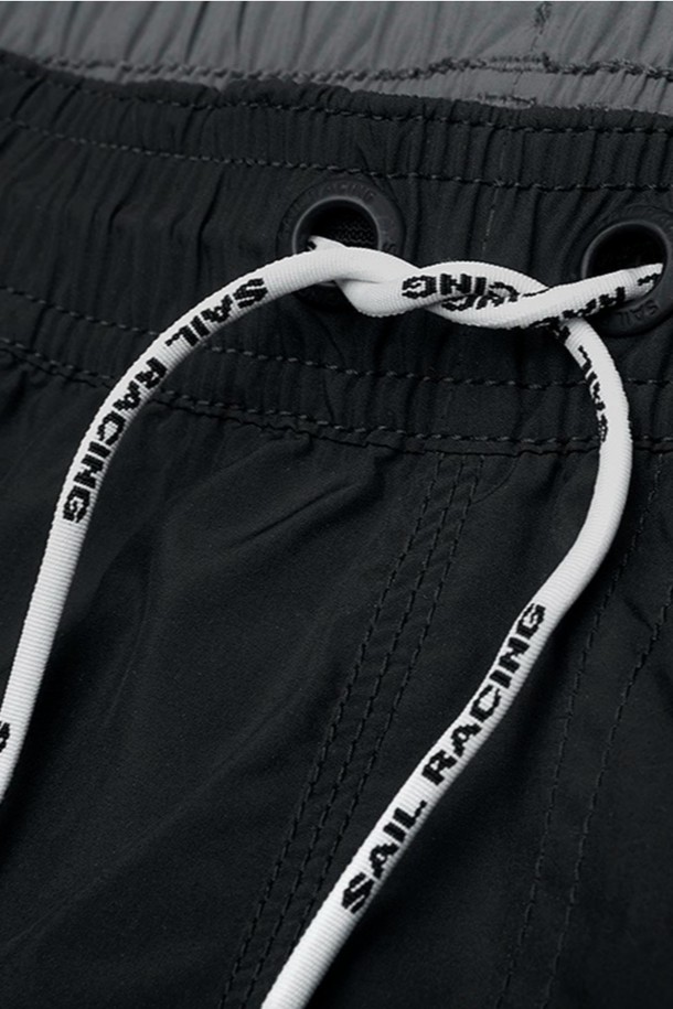 BOWMAN VOLLEY SHORTS_999는 수영 및 수상 스포츠 활동에 적합한 숏 기장의 남성용 비치웨어입니다. 폴리에스테르 소재로 제작되어 속건 기능을 갖췄으며, CARBON, DIM GREY 두 가지 색상으로 제공됩니다. 허리 부분은 엘라스틱 밴딩 처리되었으며, 조절 가능한 드로우스트링과 오른쪽 힙 포켓, 뒷 포켓이 있어 편리합니다.
