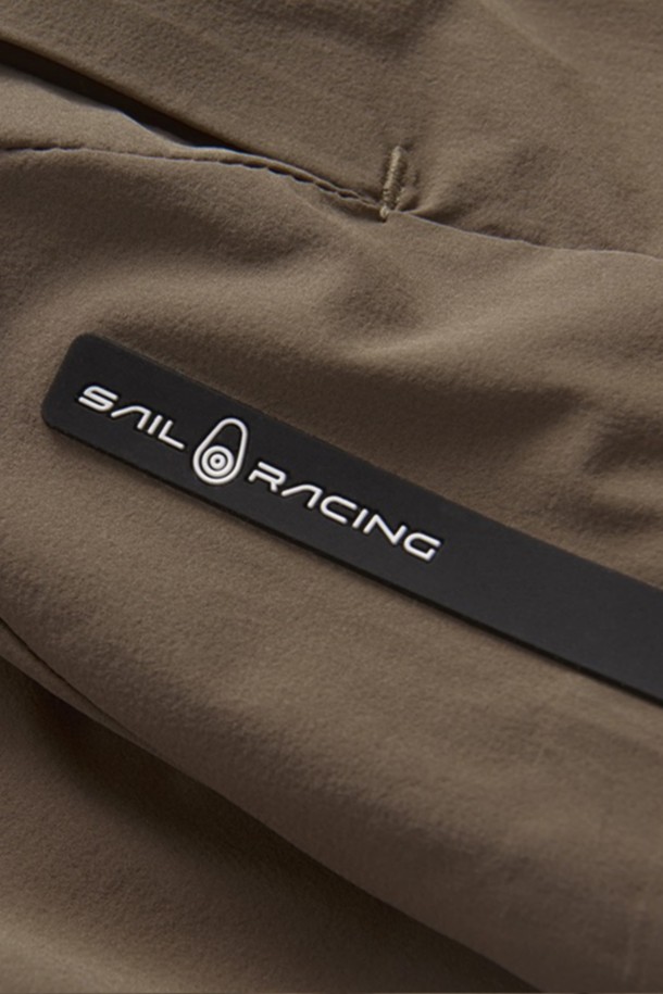 W 레이스 볼리_232 여성 반바지는 여름철 캐주얼, 스포티 스타일을 연출하기에 좋은 아이템입니다. 부드러운 촉감의 나일론 소재로 제작되어 얇고 가볍게 착용 가능하며, 루즈핏 디자인으로 편안한 활동성을 제공합니다. 브라운 컬러와 무지 패턴으로 미니멀한 느낌을 살렸으며, 밴딩 허리와 드로우스트링 디테일로 편안한 착용감을 더했습니다. 여행, 휴가, 바캉스 등 다양한 여름철 TPO에 활용하여 멋스러운 스타일을 완성해보세요.
