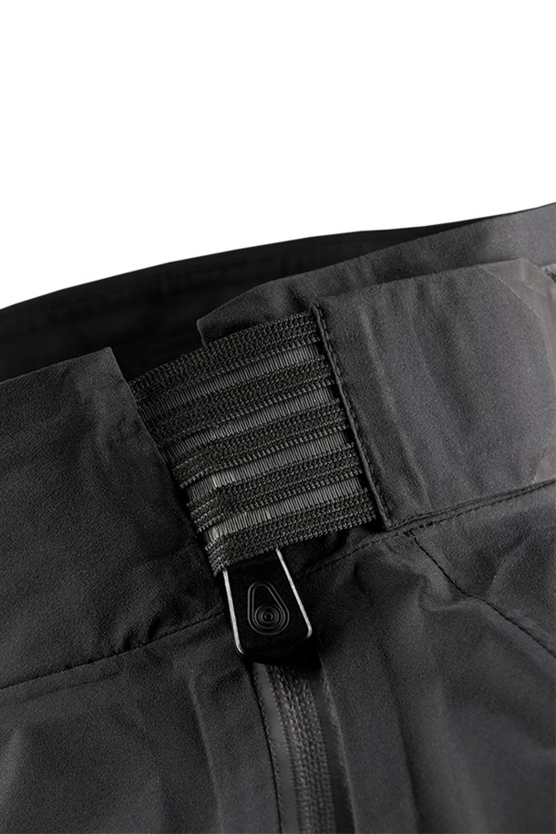 SPRAY GORE TEX SPRAYTOP_999는 수상 스포츠를 위한 공용 래쉬가드입니다. 여름철 수영 및 스킨스쿠버 활동에 적합하며, 블랙 컬러에 스포티한 스타일을 연출합니다. 고어텍스 소재를 사용하여 방수, 투습, 방풍 기능을 갖췄으며, 하이넥과 긴 소매 디자인으로 제작되었습니다. 레귤러핏의 얇은 두께이며, 로고 패턴으로 포인트를 더한 스프레이탑입니다. 휴가룩, 여름 바캉스룩에 활용하기 좋습니다.
