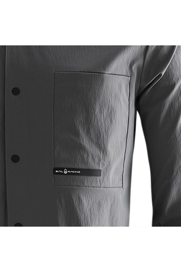 "RACE SHIRT_957"는 남성용 상의로, 캐주얼, 미니멀, 클래식 스타일을 아우르는 셔츠입니다. 봄, 가을에 적합하며, 출근룩으로도 활용하기 좋습니다. 부드러운 면 소재에 레귤러핏, 긴소매, 카라 디자인으로 제작되었으며, 얇은 두께감과 무지 패턴에 그레이 컬러를 적용하여 세련된 느낌을 더했습니다. 실용성을 위해 포켓 디테일을 더했으며, 레귤러 기장으로 편안하게 착용할 수 있습니다.
