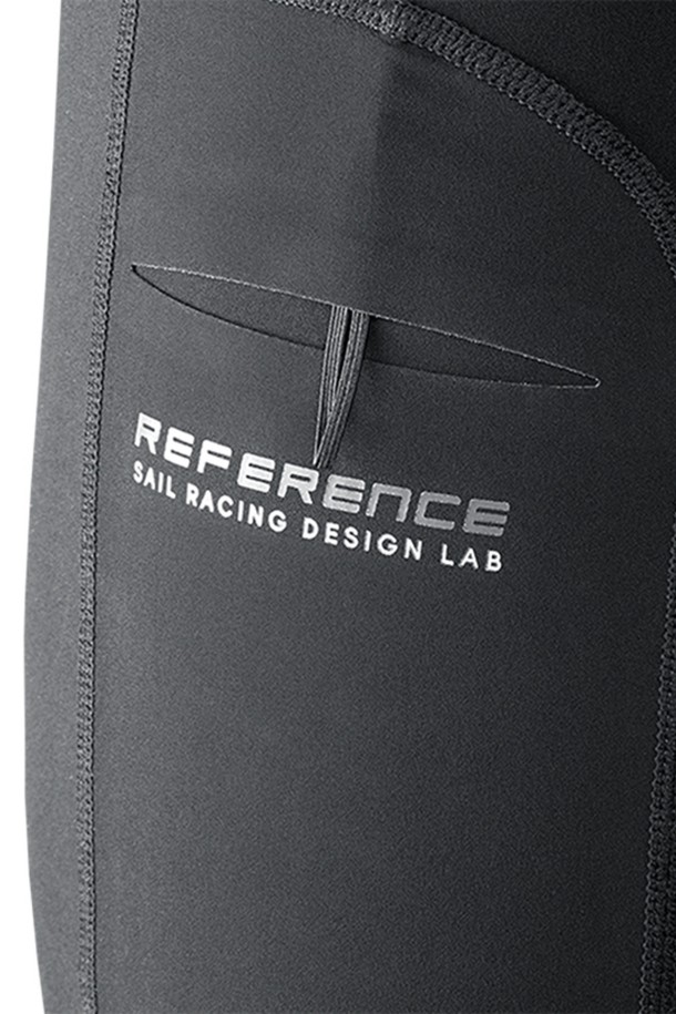 REFERENCE 레깅스_999는 여름철 수영 및 스킨스쿠버 활동에 적합한 여성용 레깅스입니다. 블랙 컬러의 슬림핏 긴바지로, 나일론과 스판덱스 혼방 소재로 제작되어 부드러운 촉감과 뛰어난 신축성을 제공합니다. 흡습 및 속건 기능과 UV 차단 기능으로 쾌적하고 편안한 착용감을 선사하며, 스포티하고 미니멀한 스타일을 연출합니다. 밴딩 처리된 허리 부분은 안정적인 착용감을 보장합니다.
