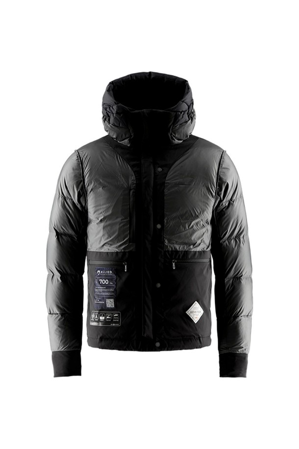 블랙 색상의 남성용 GLACIER 재킷(999)입니다. 겨울철 일상 및 아웃도어 활동에 적합하며, 스포티하고 미니멀한 스타일을 연출합니다. 넉넉한 두께감의 패딩 코트 타입으로, 방수 기능과 뛰어난 보온성을 제공합니다. 후드와 다양한 포켓 디테일이 있으며, 레귤러핏으로 편안하게 착용할 수 있습니다. 등산룩, 여행룩과 같은 다양한 TPO에 활용 가능합니다.
