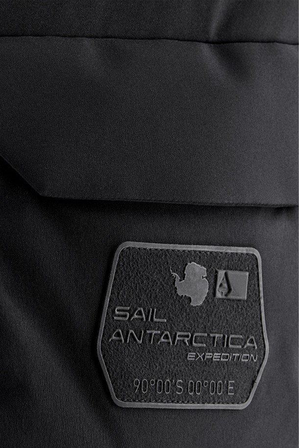 블랙과 화이트 컬러로 출시된 GLACIER 재킷(106)은 남성용 겨울 아우터입니다. 보온성과 방수 기능을 갖춘 두꺼운 두께의 패딩 재킷으로, 일상생활과 아웃도어 활동 모두에 적합합니다. 레귤러 핏의 긴 소매 집업 스타일이며, 스포티, 캐주얼, 미니멀한 스타일을 연출할 수 있습니다. 무지 패턴에 포켓 디테일과 배색 디자인이 더해져 세련된 느낌을 줍니다. 여행룩, 캠핑룩 등 다양한 TPO에 활용 가능합니다.
