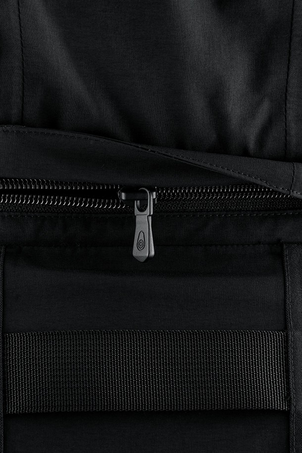 글래시어 베이 재킷(GLACIER BAY JACKET)은 방수, 방풍 기능과 보온성을 갖춘 겨울철 윈터 재킷입니다. GORE-TEX 소재와 PFC-ZERO DWR 처리를 통해 뛰어난 방수 기능을 제공하며, 그래핀 라이닝으로 보온성을 높였습니다. 스포티하고 아웃도어 스타일을 연출하며, 등산, 스노우스포츠, 일상생활에서 활용하기 좋습니다. 4개의 허리 포켓과 2개의 내부 지퍼 포켓, 접이식 후드, 방수 YKK 지퍼 등의 디테일이 돋보입니다. 올리브 다크 네이비, 웜 베이지, 글래시어 베이 세 가지 색상으로 출시되었습니다.
