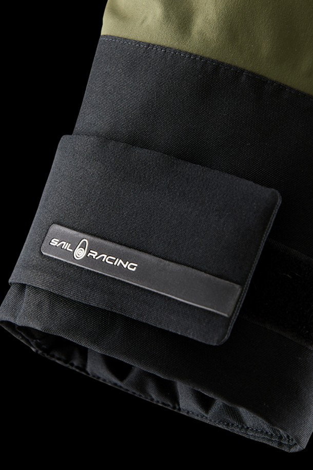 글래시어 베이 재킷(GLACIER BAY JACKET)은 방수, 방풍 기능을 갖춘 남녀 공용 테크니컬 재킷입니다. 하이킹, 스노우스포츠, 아웃도어 활동에 적합하며, 겨울철 스타일리시한 등산룩, 데일리룩, 여행룩을 연출할 수 있습니다. GORE-TEX 소재와 그래핀 라이닝, 프리마로프트 충전재를 사용하여 보온성을 높였으며, YKK 지퍼, 후드 및 밑단 조절 기능으로 편의성을 더했습니다. 카본 다크 네이비, 웜 베이지, 글래시어 베이, 올리브 등 4가지 색상으로 출시되어, 스포티하고 미니멀한 아웃도어 스타일을 완성합니다. 부드러운 촉감의 두꺼운 패딩 안감과 긴소매 디자인으로 겨울철 추위로부터 몸을 보호해 줍니다.
